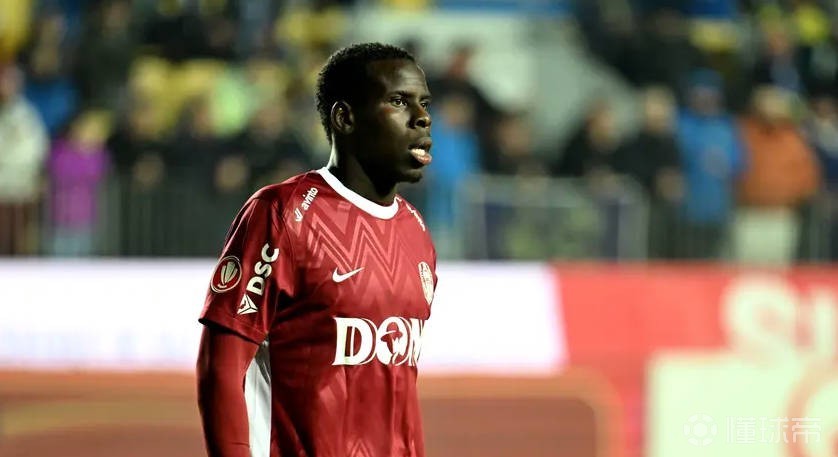 记者：泰山引进祖马还没确定，要综合考虑年龄和伤病风险